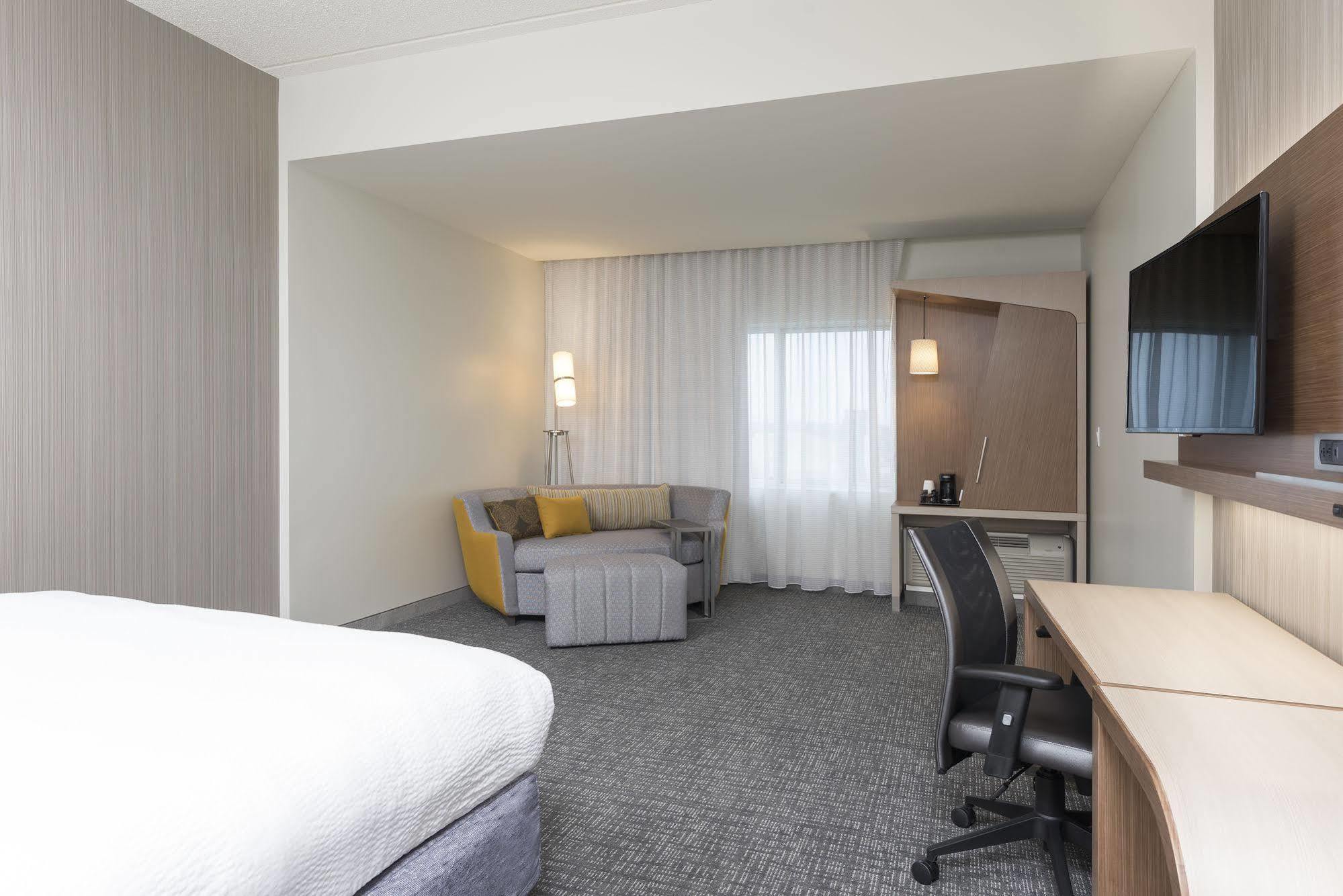 Courtyard By Marriott Mt. Pleasant At Central Michigan University Mount Pleasant Ngoại thất bức ảnh